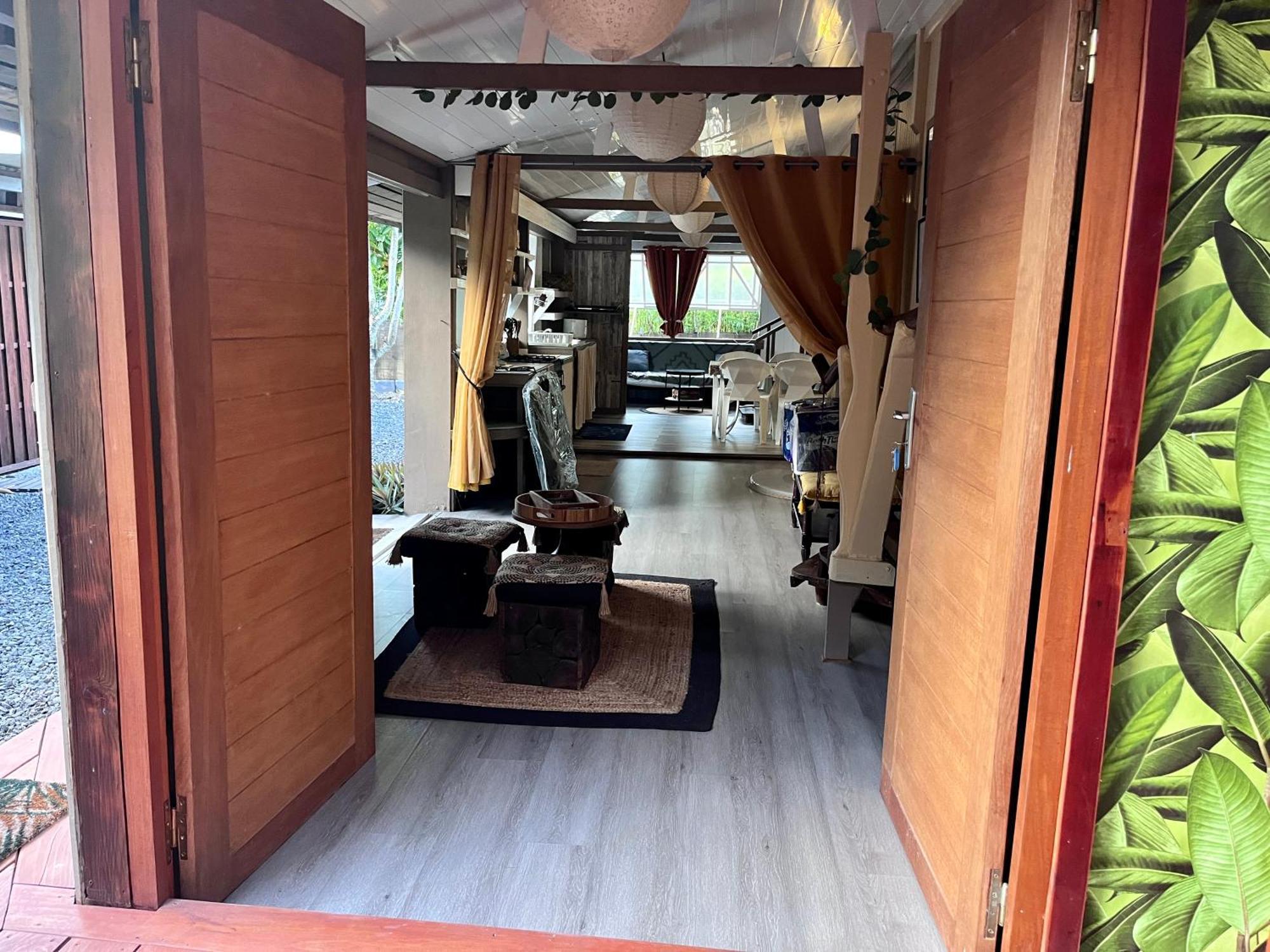 Faaora Lodge, Little Paradise Haapiti 외부 사진